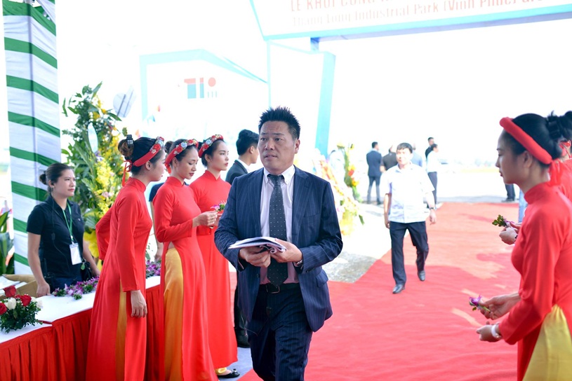 PG lễ tân chào đón quan khách tham dự  lễ động thổ khu công nghiệp Thăng Long Vĩnh Phúc